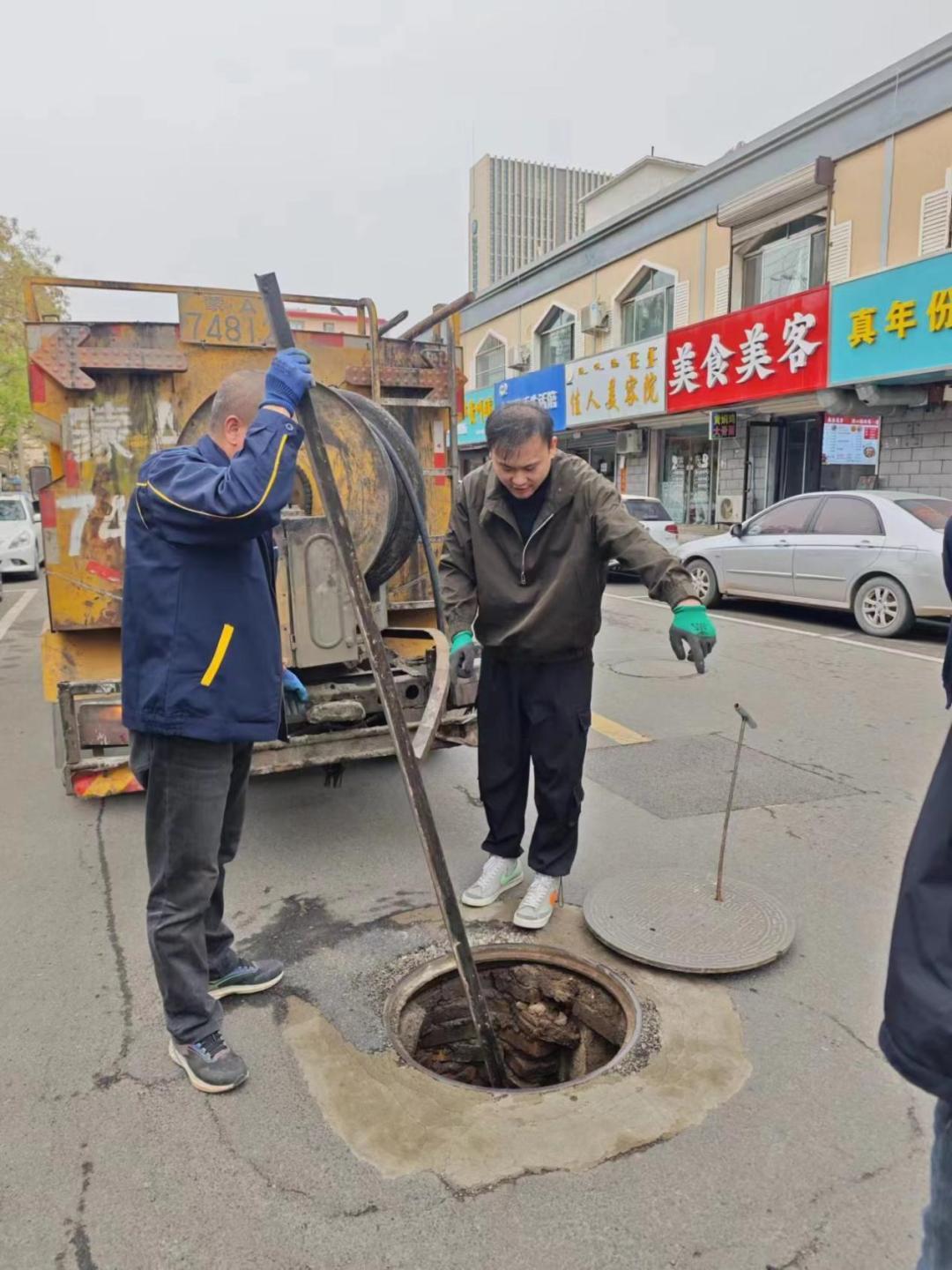 疏通管道解民忧 群众“堵心”化“舒心”.jpg 疏通管道解民忧 群众“堵心”化“舒心”.jpg